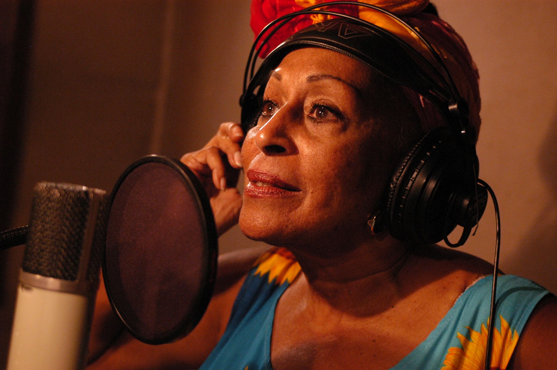 Omara Portuondo_omara-cantando-c2a9-livio-deldado.jpg